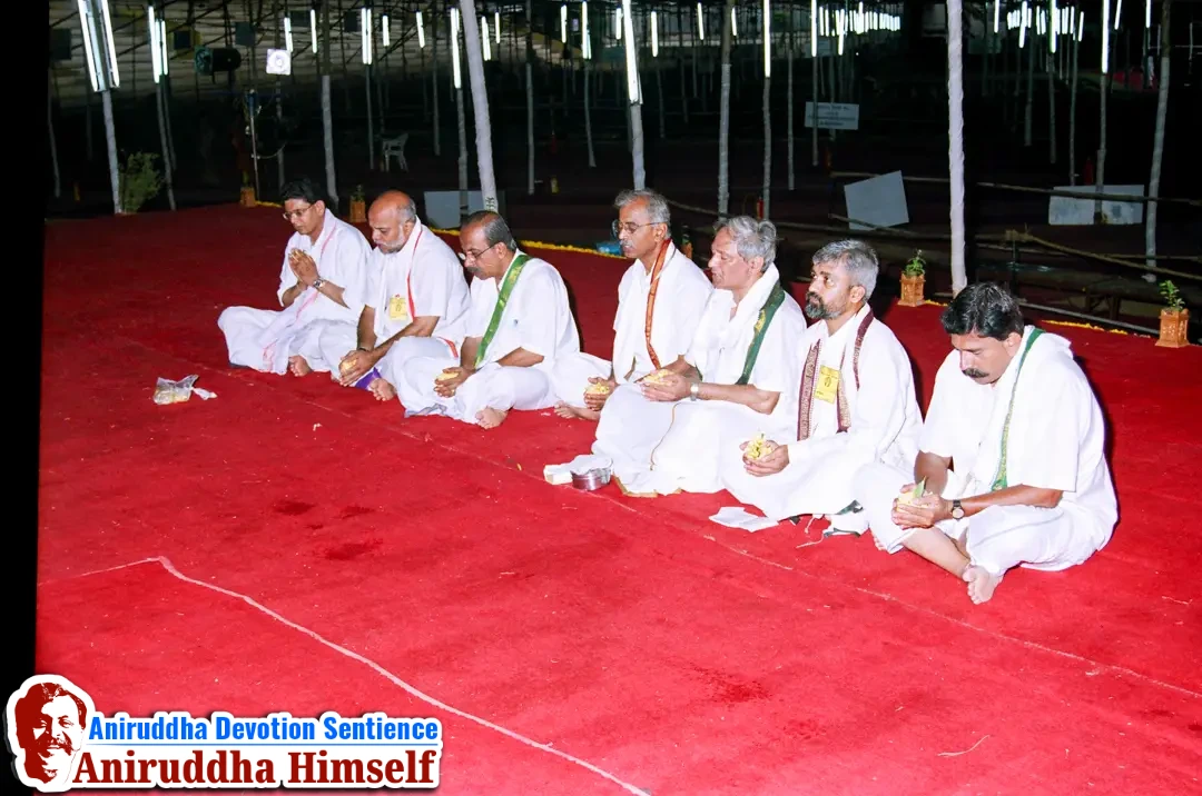 Shraddhavans (Japak) chanting the Tripada Gayatri Mantra during Shree Tripada Gayatri Mahotsav held in 2004
