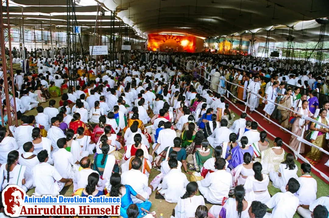 Shraddhavans (Japak) chanting the Tripada Gayatri Mantra during Shree Tripada Gayatri Mahotsav held in 2004