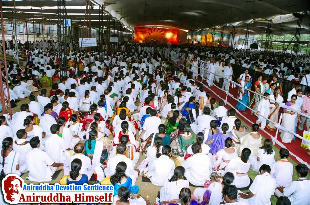 Shraddhavans (Japak) chanting the Tripada Gayatri Mantra during Shree Tripada Gayatri Mahotsav held in 2004