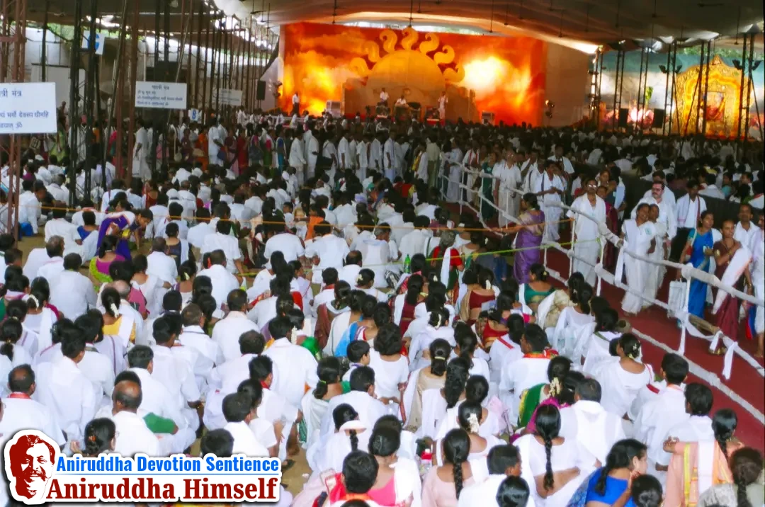 Shraddhavans (Japak) chanting the Tripada Gayatri Mantra during Shree Tripada Gayatri Mahotsav held in 2004