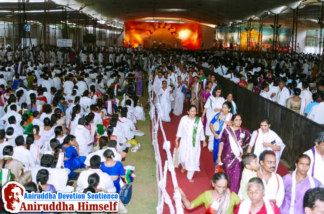 Shraddhavans (Japak) chanting the Tripada Gayatri Mantra during Shree Tripada Gayatri Mahotsav held in 2004