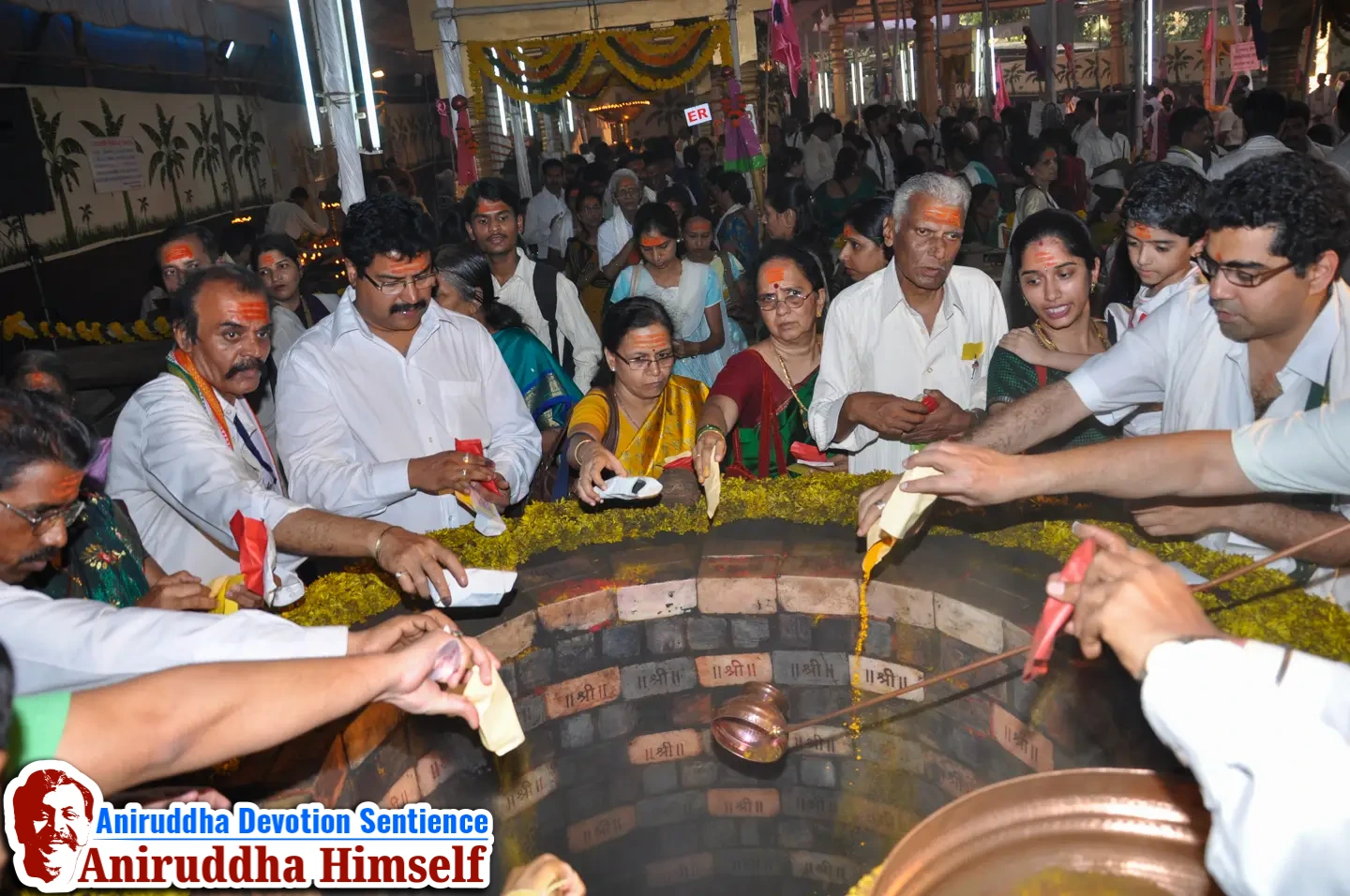 Shraddhavans offer Mangaldravya (a mixture of haldi, kumkum and abeer) to the sacred MahaSaraswati Vapi during Shree Varadachandika Prasannotsav at Shree Harigurugram in 2011.