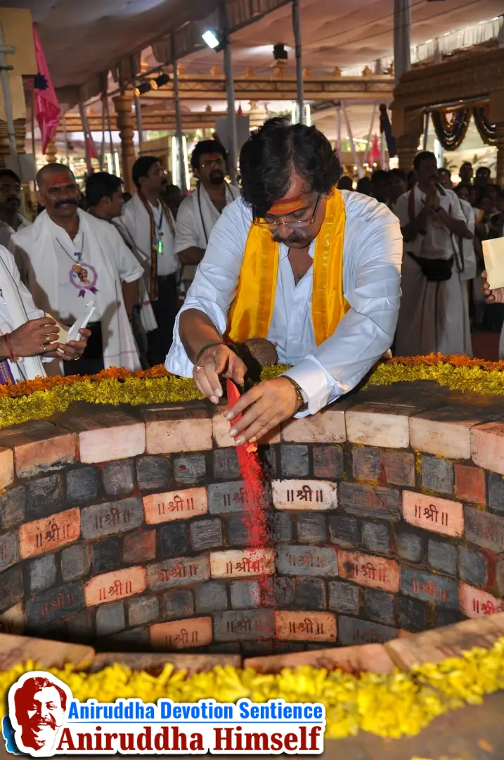 Sadguru Shree Aniruddha Bapu at the sacred MahaSaraswati Vapi during Shree Varadachandika Prasannotsav at Shree Harigurugram in 2011.