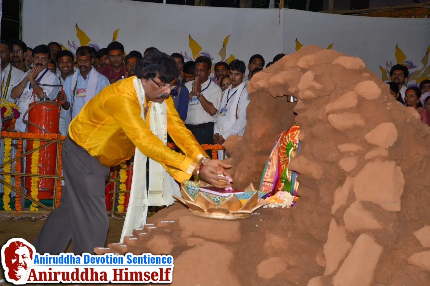 The Shree Durga Varada Hom is a Yagna. The Yagna Samhita was composed by the Great Sage Atri. Shree Durga Varada Hom was conducted as per the Atri Samhita, to the exclusive rendition of the Sanskrit edition of the Shree Matruvatsalyavindanam, in the voice of our Param Poojya Sadguru Shree Aniruddha Bapu himself.