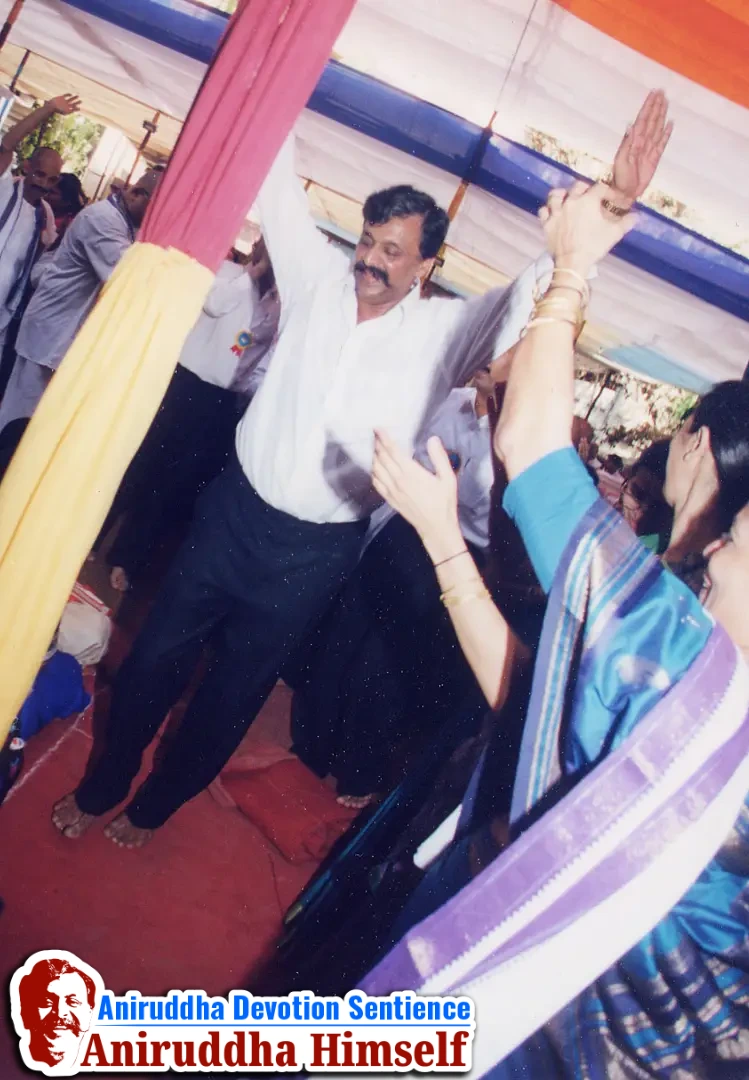 Sadguru Shree Aniruddha Bapu immersed in Bhakti during Shree Venkatest Saptakoti Jap