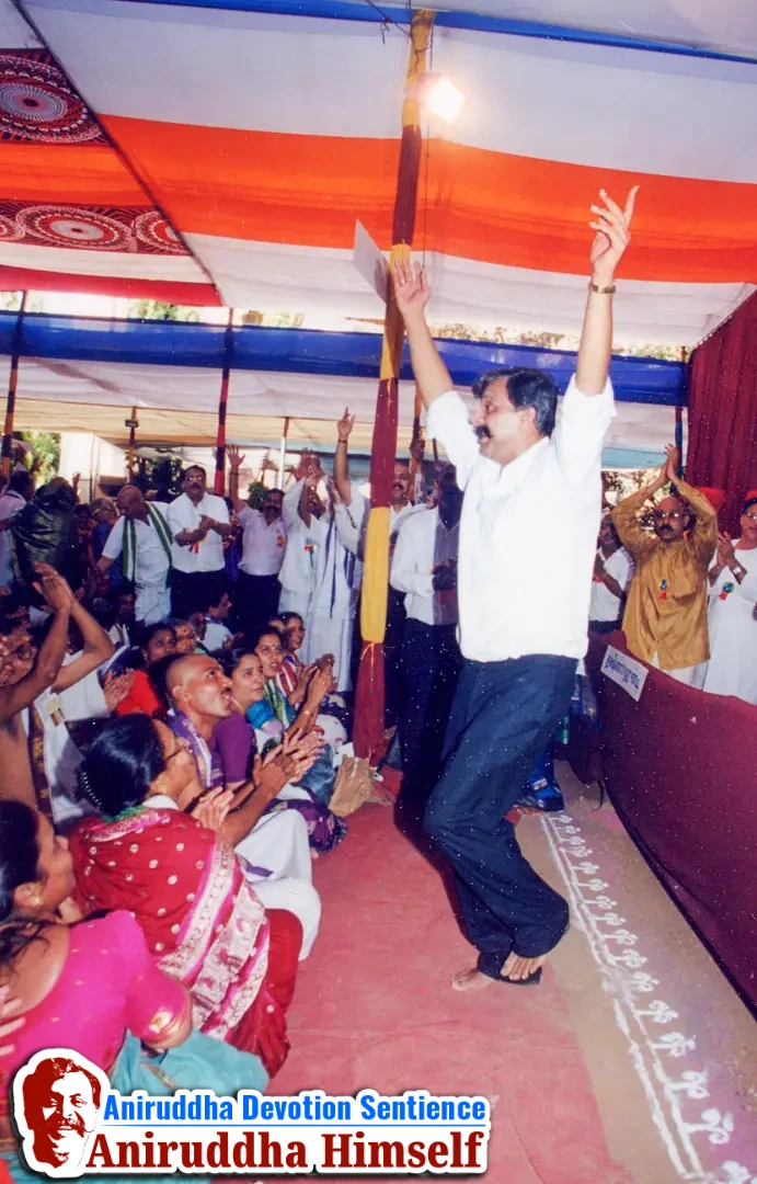Sadguru Shree Aniruddha Bapu immersed in Bhakti during Shree Venkatest Saptakoti Jap