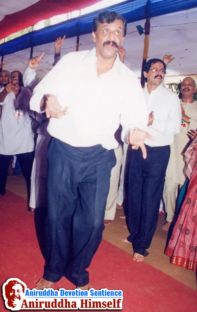 Sadguru Shree Aniruddha Bapu immersed in Bhakti during Shree Venkatest Saptakoti Jap