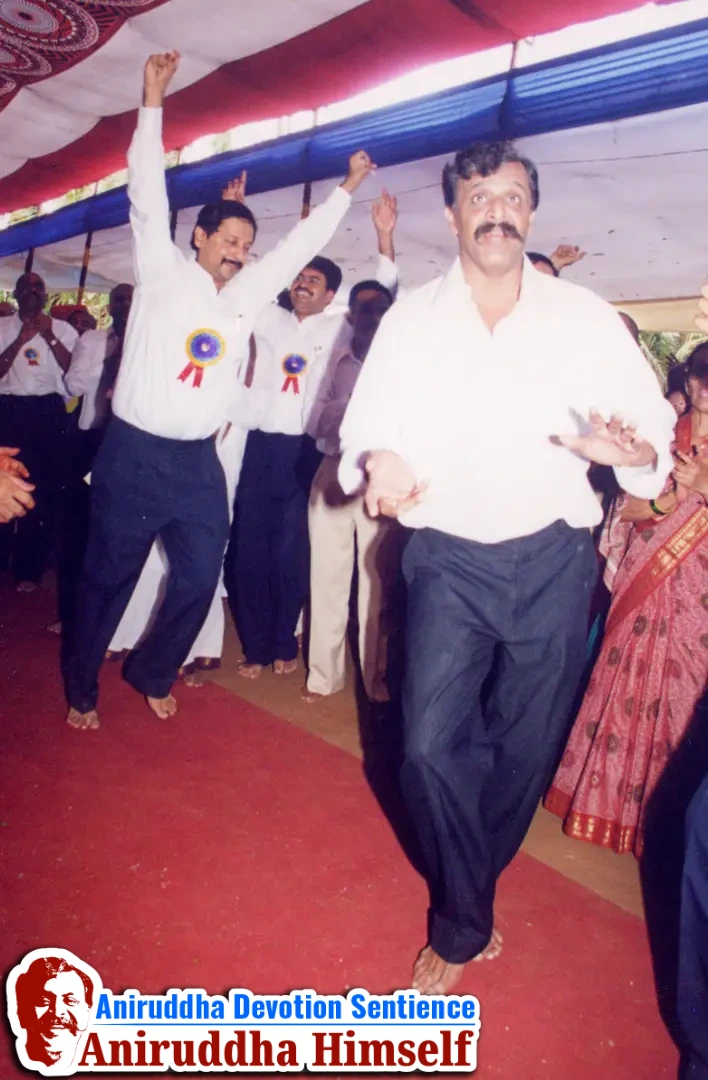 Sadguru Shree Aniruddha Bapu immersed in Bhakti during Shree Venkatest Saptakoti Jap