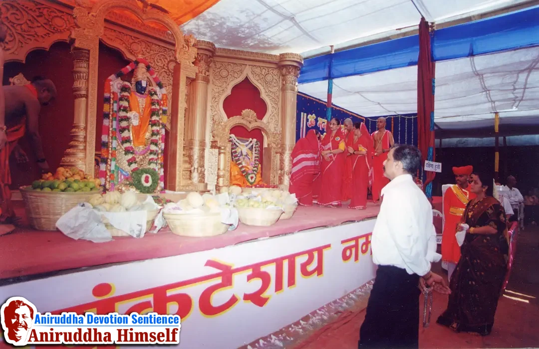Sadguru Shree Aniruddha Bapu immersed in Bhakti during Shree Venkatest Saptakoti Jap