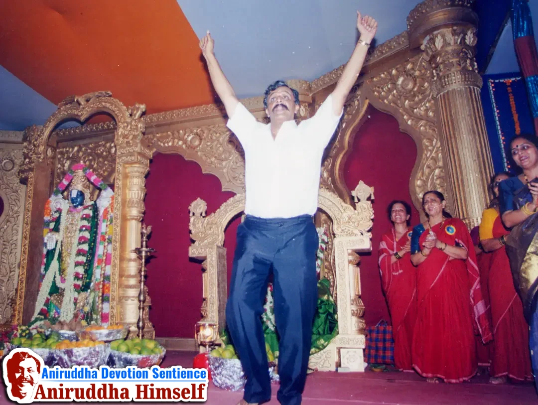 Sadguru Shree Aniruddha Bapu immersed in Bhakti during Shree Venkatest Saptakoti Jap