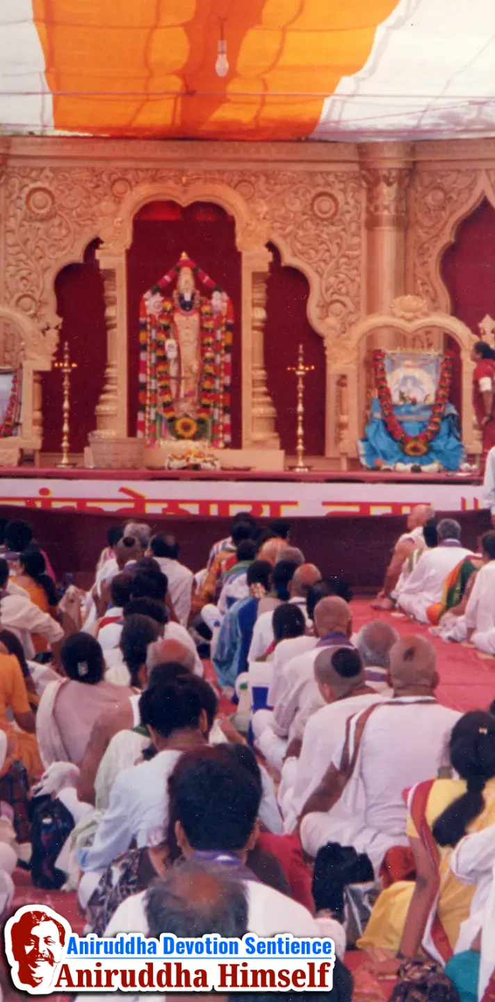 For the Saptakoti Jap, two batches of 700 Shraddhavans each performed the 'Om Venkateshaya Namaha' chant with extreme love and devotion for eight days (7th May to 14th May 2000), for 12 hours daily (one batch of 6 hours).