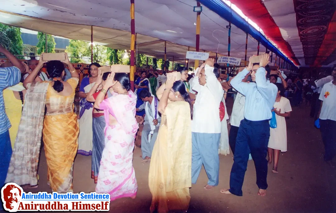 Shraddhavans performed the Papvimochani Pradakshina (circumambulation) while carrying a sacred brick (i.e. Ishtika) on their heads around the 'Papmochan Kund'. During the circumambulation, the chant 'Govinda Govinda, Jai Venkatesh Gopala' was being recited continuously.