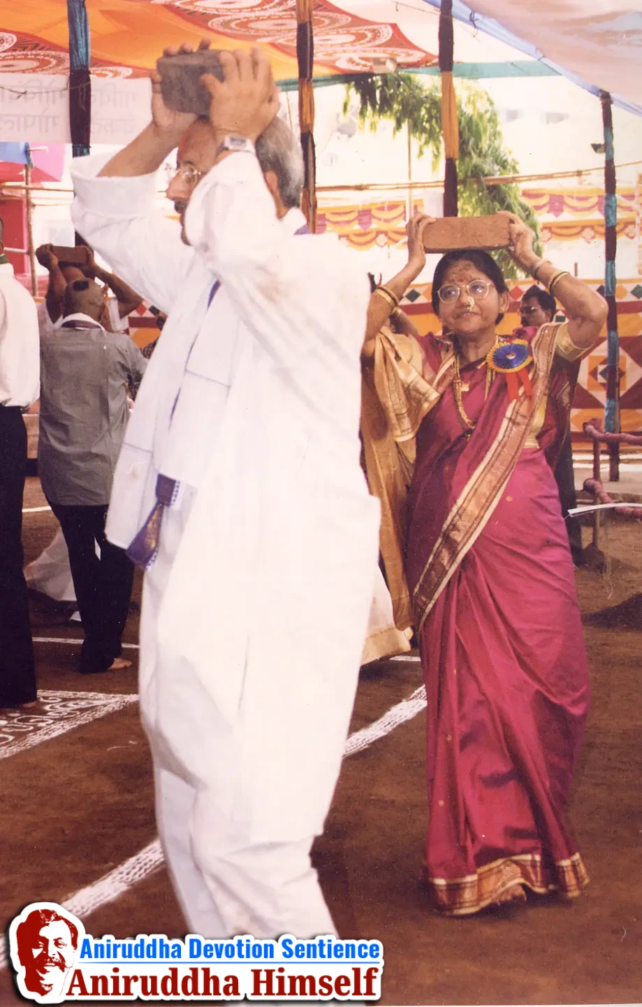 Shraddhavans performed the Papvimochani Pradakshina (circumambulation) while carrying a sacred brick (i.e. Ishtika) on their heads around the 'Papmochan Kund'. During the circumambulation, the chant 'Govinda Govinda, Jai Venkatesh Gopala' was being recited continuously.