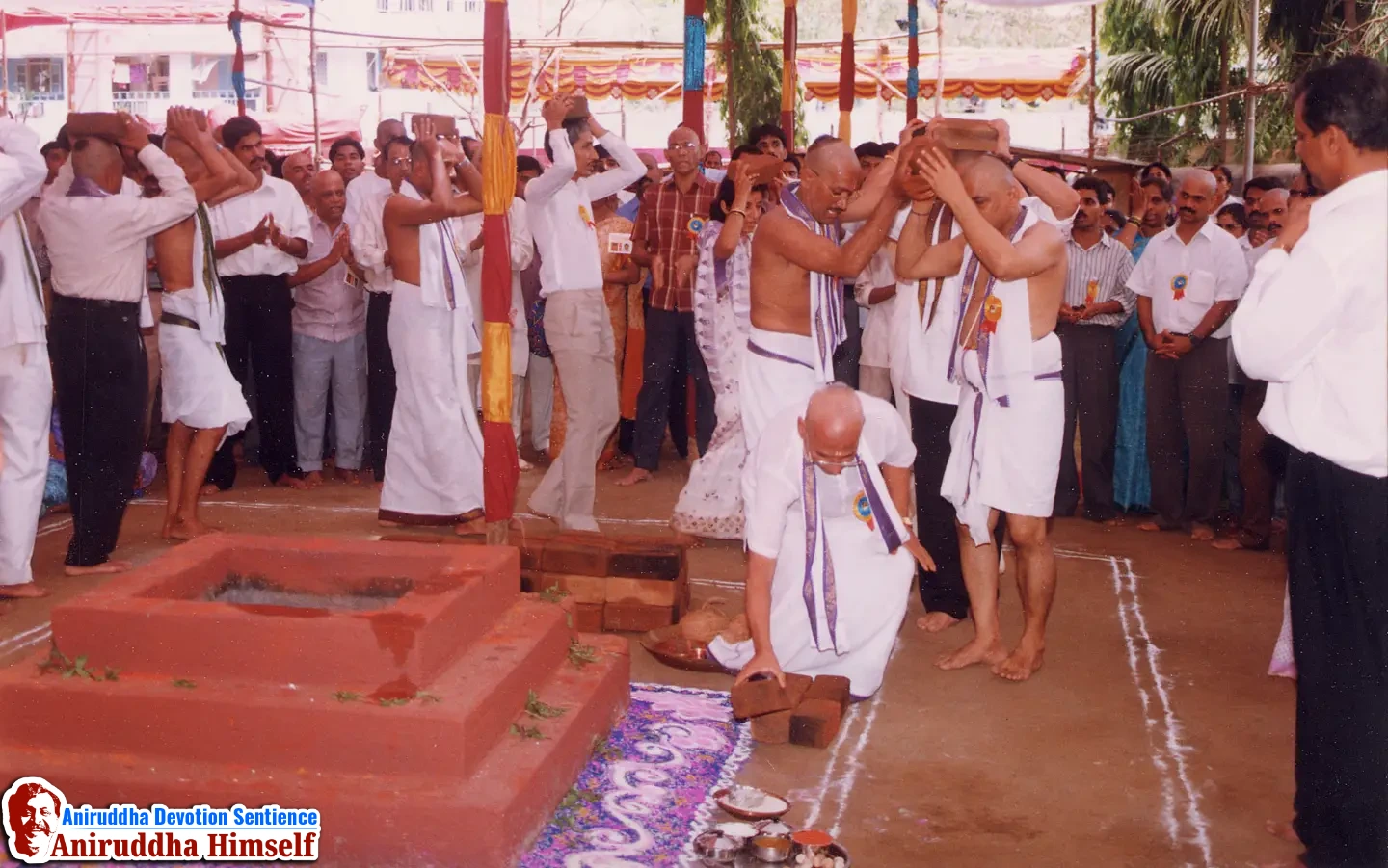 Shraddhavans performed the Papvimochani Pradakshina (circumambulation) while carrying a sacred brick (i.e. Ishtika) on their heads around the 'Papmochan Kund'. During the circumambulation, the chant 'Govinda Govinda, Jai Venkatesh Gopala' was being recited continuously.