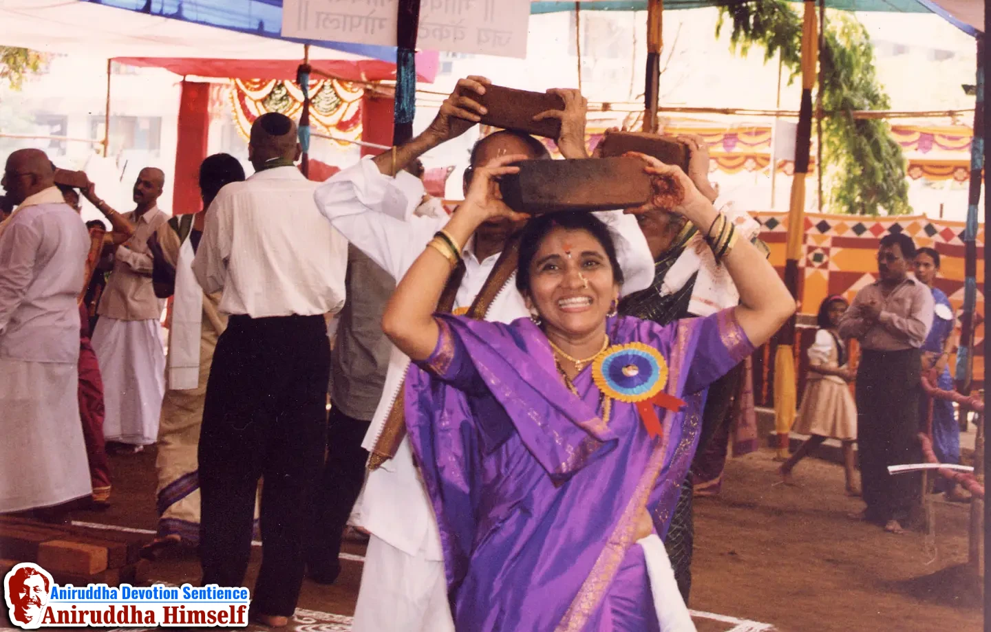 Shraddhavans performed the Papvimochani Pradakshina (circumambulation) while carrying a sacred brick (i.e. Ishtika) on their heads around the 'Papmochan Kund'. During the circumambulation, the chant 'Govinda Govinda, Jai Venkatesh Gopala' was being recited continuously.