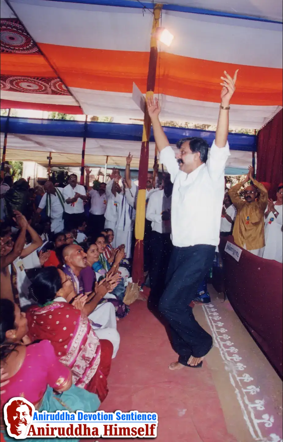 In the 'Shree Venkatesh Saptakoti Jap' festival, a 7-foot-tall idol of Shree Venkatesh, an exact replica of Tirupati, was made. Sadguru Aniruddha and Shraddhavans Welcoming Idol of Shree Venkatesh.