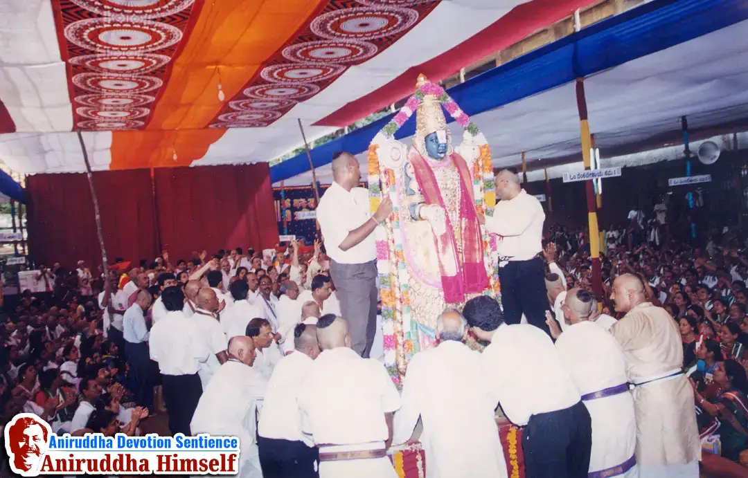In the 'Shree Venkatesh Saptakoti Jap' festival, a 7-foot-tall idol of Shree Venkatesh, an exact replica of Tirupati, was made. Sadguru Aniruddha and Shraddhavans Welcoming Idol of Shree Venkatesh.