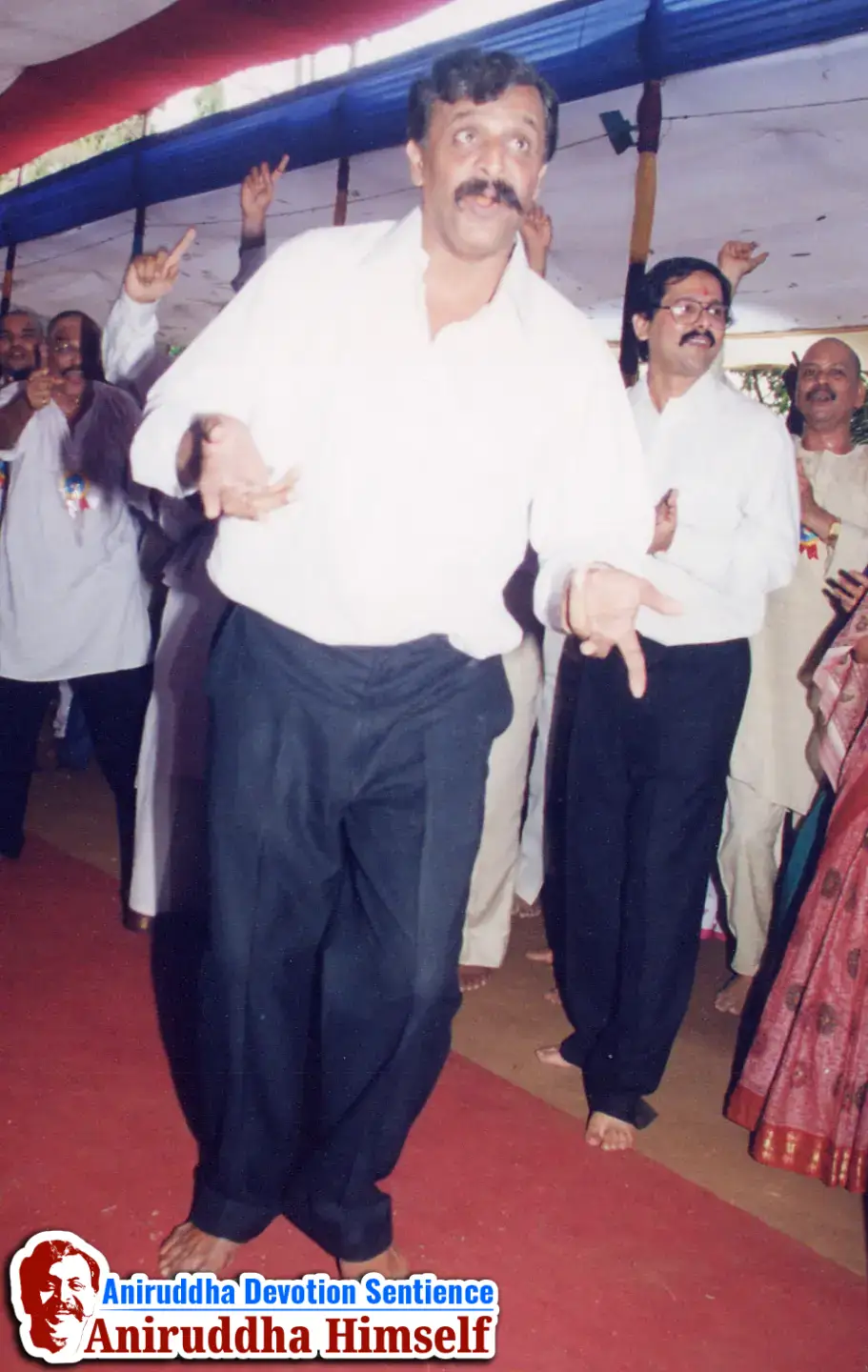 In the 'Shree Venkatesh Saptakoti Jap' festival, a 7-foot-tall idol of Shree Venkatesh, an exact replica of Tirupati, was made. Sadguru Aniruddha and Shraddhavans Welcoming Idol of Shree Venkatesh.