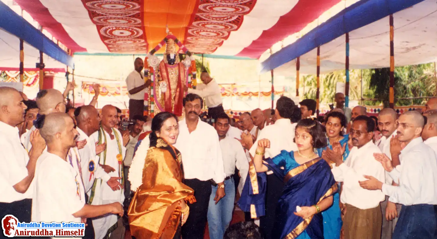 In the 'Shree Venkatesh Saptakoti Jap' festival, a 7-foot-tall idol of Shree Venkatesh, an exact replica of Tirupati, was made. Sadguru Aniruddha and Shraddhavans Welcoming Idol of Shree Venkatesh.