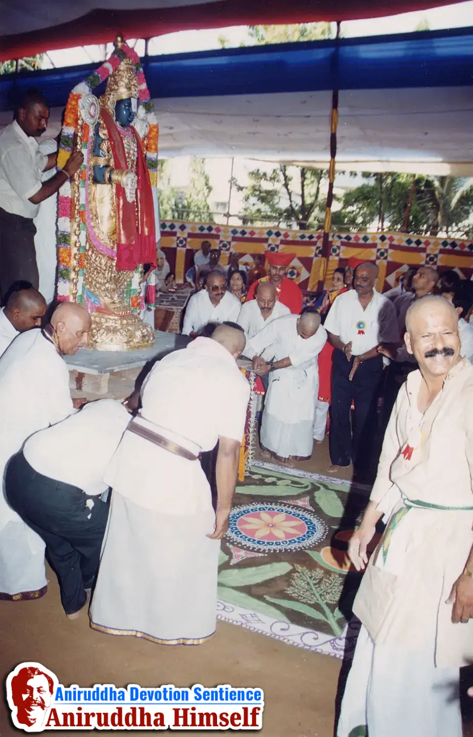 In the 'Shree Venkatesh Saptakoti Jap' festival, a 7-foot-tall idol of Shree Venkatesh, an exact replica of Tirupati, was made. Sadguru Aniruddha and Shraddhavans Welcoming Idol of Shree Venkatesh.