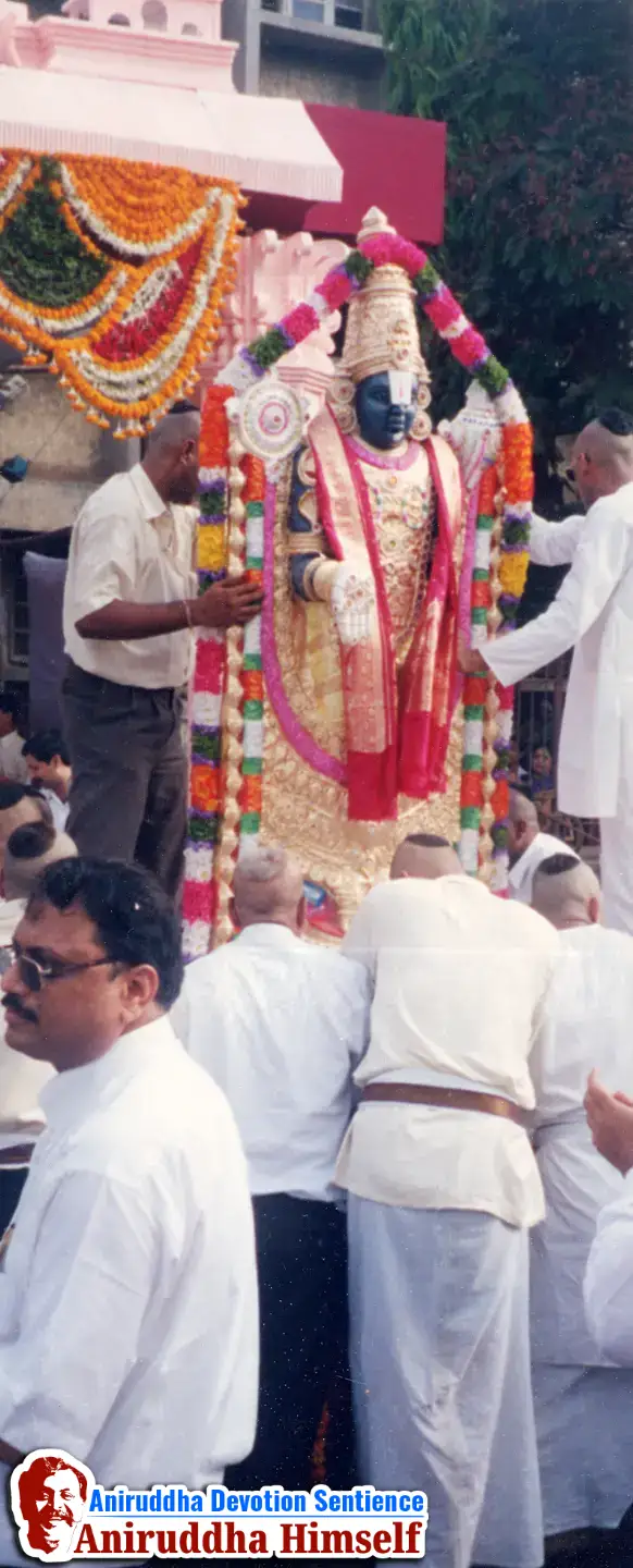 In the 'Shree Venkatesh Saptakoti Jap' festival, a 7-foot-tall idol of Shree Venkatesh, an exact replica of Tirupati, was made. Sadguru Aniruddha and Shraddhavans Welcoming Idol of Shree Venkatesh.