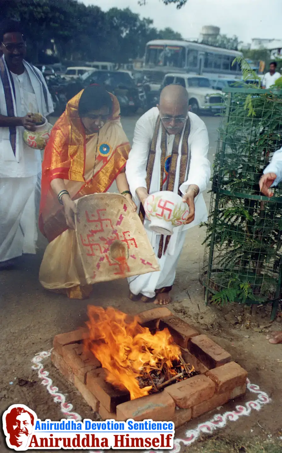 In the 'Shree Venkatesh Saptakoti Jap' festival, a 7-foot-tall idol of Shree Venkatesh, an exact replica of Tirupati, was made. Sadguru Aniruddha and Shraddhavans Welcoming Idol of Shree Venkatesh.