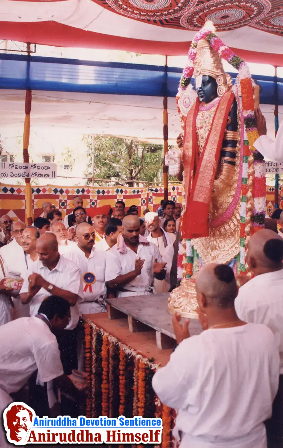 In the 'Shree Venkatesh Saptakoti Jap' festival, a 7-foot-tall idol of Shree Venkatesh, an exact replica of Tirupati, was made. Sadguru Aniruddha and Shraddhavans Welcoming Idol of Shree Venkatesh.