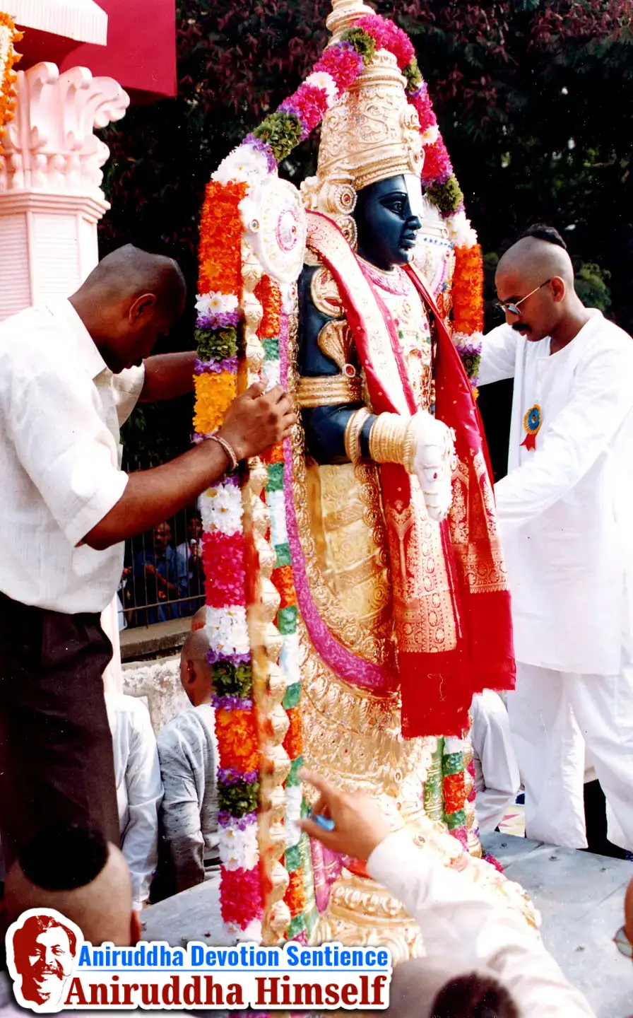 In the 'Shree Venkatesh Saptakoti Jap' festival, a 7-foot-tall idol of Shree Venkatesh, an exact replica of Tirupati, was made. Sadguru Aniruddha and Shraddhavans Welcoming Idol of Shree Venkatesh.