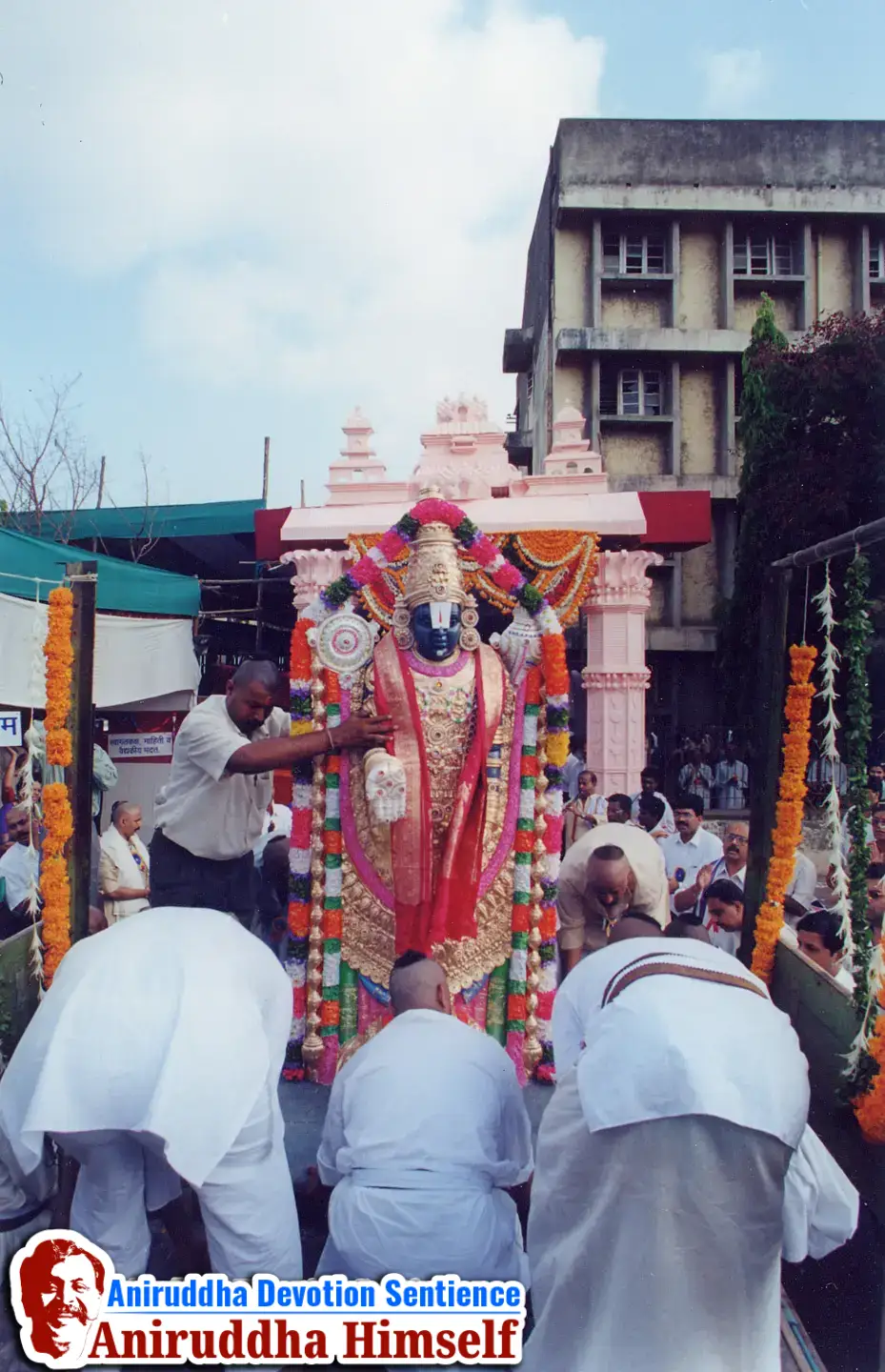 In the 'Shree Venkatesh Saptakoti Jap' festival, a 7-foot-tall idol of Shree Venkatesh, an exact replica of Tirupati, was made. Sadguru Aniruddha and Shraddhavans Welcoming Idol of Shree Venkatesh.