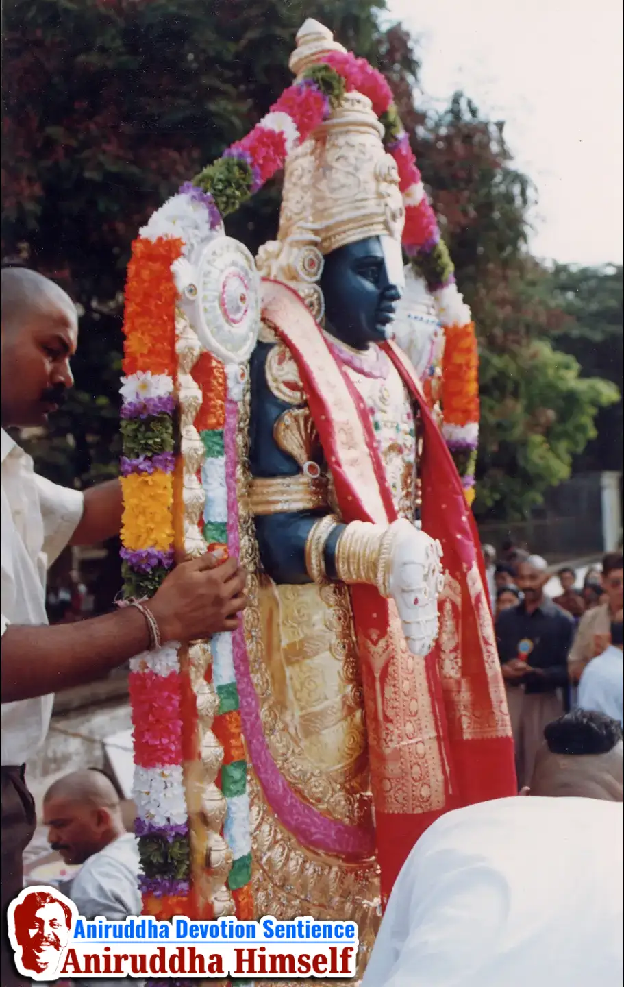 In the 'Shree Venkatesh Saptakoti Jap' festival, a 7-foot-tall idol of Shree Venkatesh, an exact replica of Tirupati, was made. Sadguru Aniruddha and Shraddhavans Welcoming Idol of Shree Venkatesh.