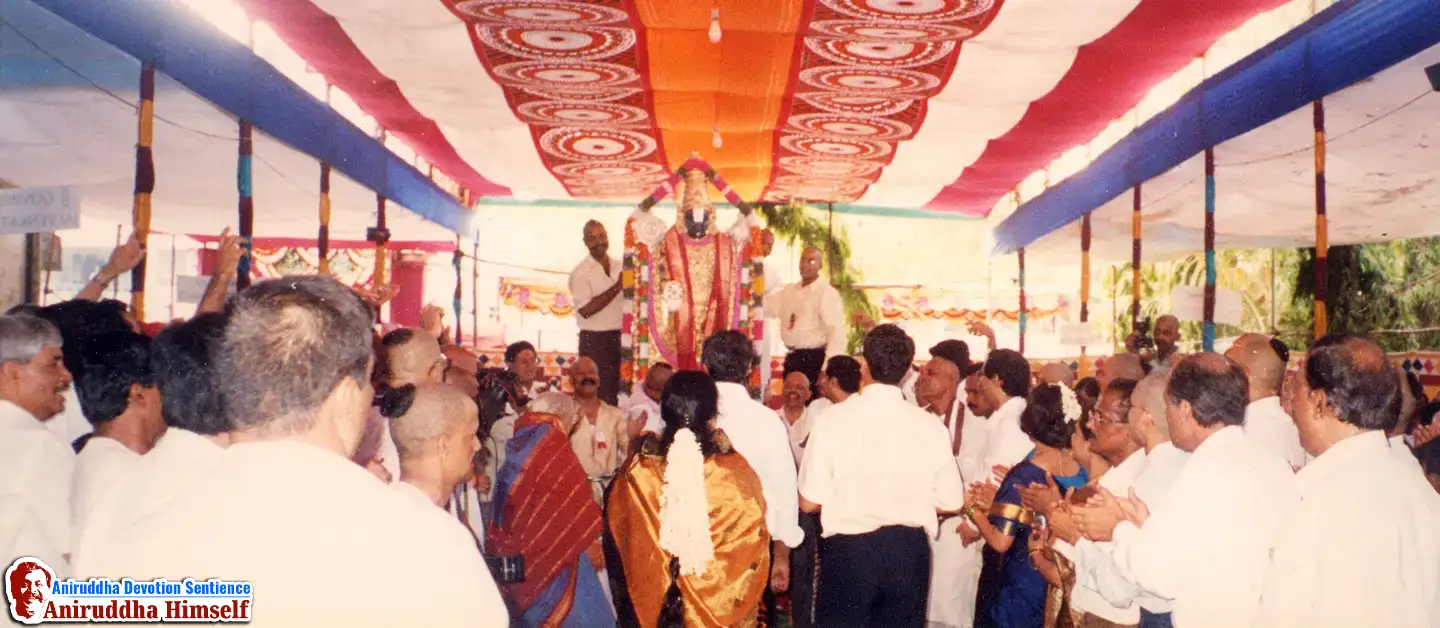 In the 'Shree Venkatesh Saptakoti Jap' festival, a 7-foot-tall idol of Shree Venkatesh, an exact replica of Tirupati, was made. Sadguru Aniruddha and Shraddhavans Welcoming Idol of Shree Venkatesh.