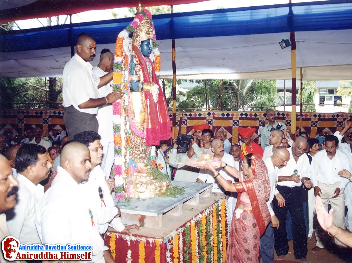 In the 'Shree Venkatesh Saptakoti Jap' festival, a 7-foot-tall idol of Shree Venkatesh, an exact replica of Tirupati, was made. Sadguru Aniruddha and Shraddhavans Welcoming Idol of Shree Venkatesh.