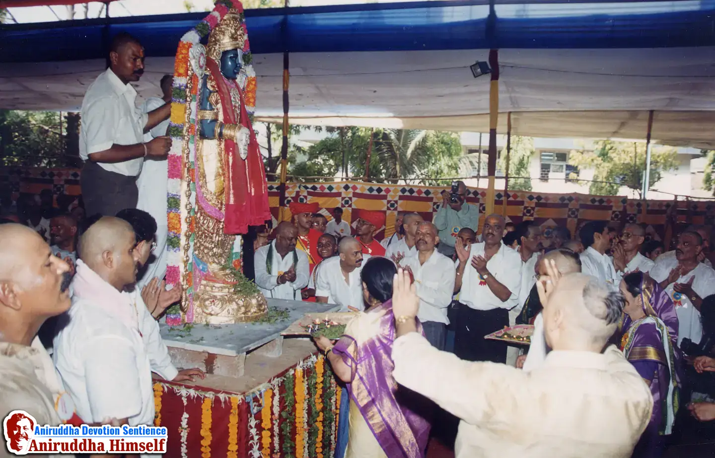 In the 'Shree Venkatesh Saptakoti Jap' festival, a 7-foot-tall idol of Shree Venkatesh, an exact replica of Tirupati, was made. Sadguru Aniruddha and Shraddhavans Welcoming Idol of Shree Venkatesh.