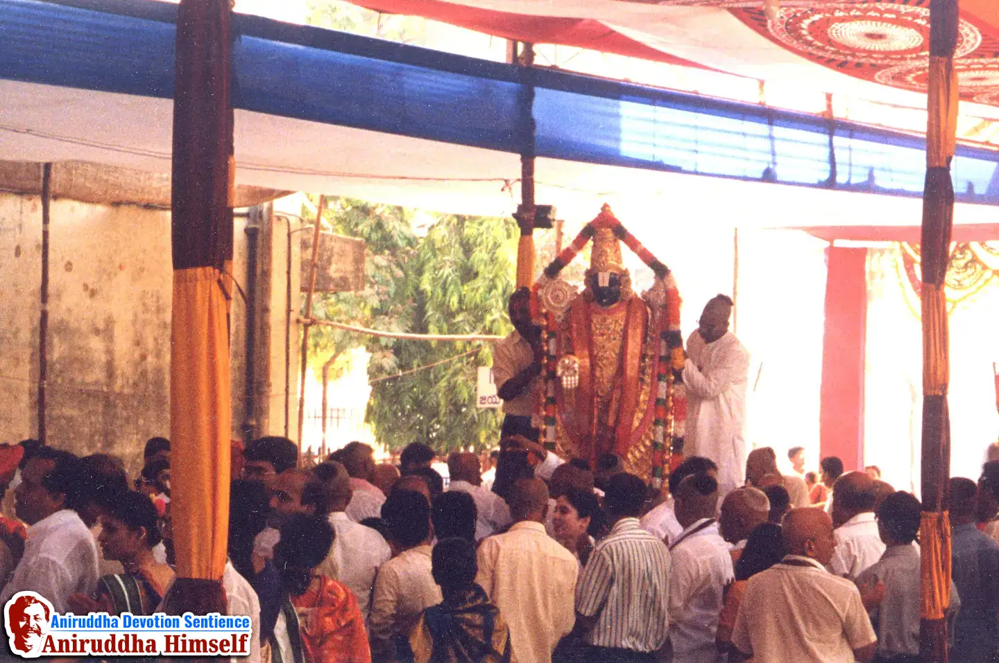 In the 'Shree Venkatesh Saptakoti Jap' festival, a 7-foot-tall idol of Shree Venkatesh, an exact replica of Tirupati, was made. Sadguru Aniruddha and Shraddhavans Welcoming Idol of Shree Venkatesh.