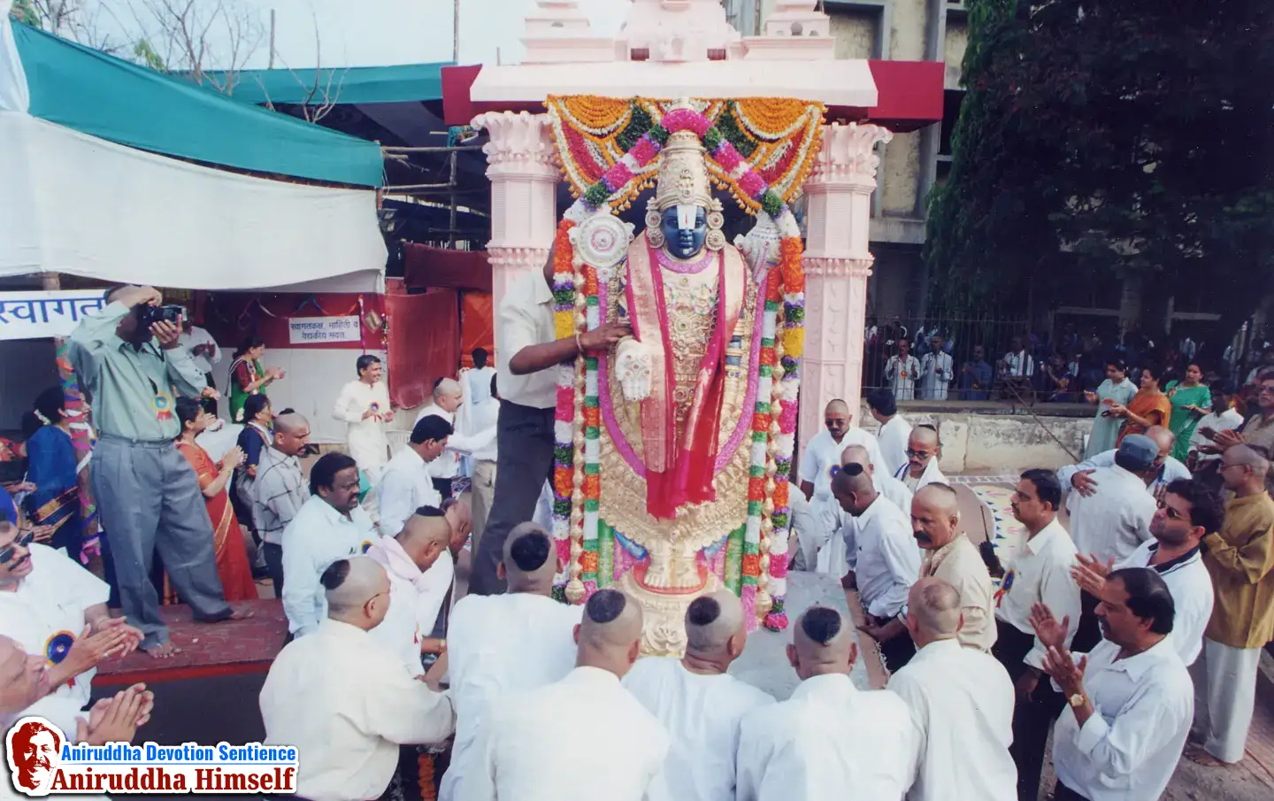 In the 'Shree Venkatesh Saptakoti Jap' festival, a 7-foot-tall idol of Shree Venkatesh, an exact replica of Tirupati, was made. Sadguru Aniruddha and Shraddhavans Welcoming Idol of Shree Venkatesh.