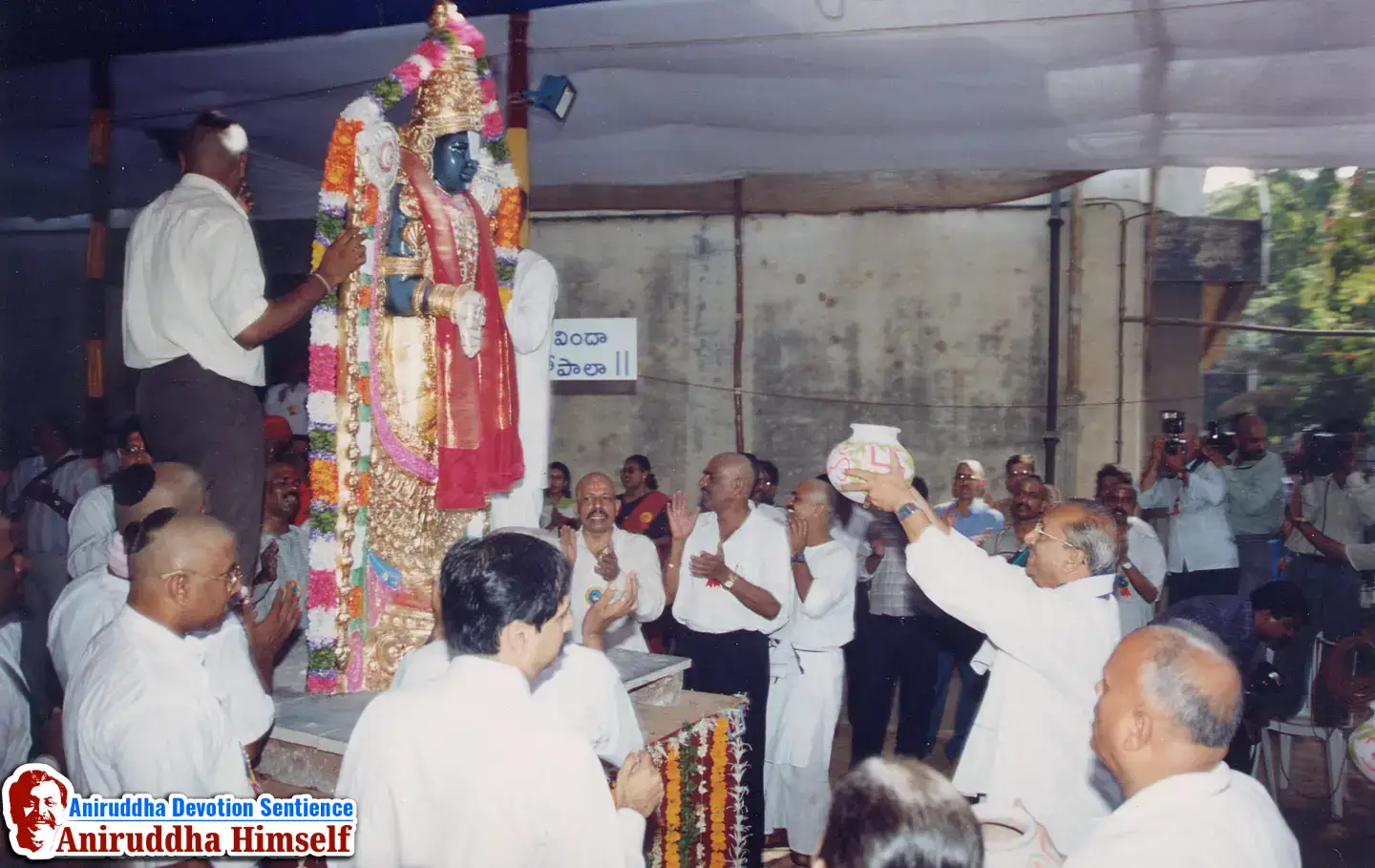 In the 'Shree Venkatesh Saptakoti Jap' festival, a 7-foot-tall idol of Shree Venkatesh, an exact replica of Tirupati, was made. Sadguru Aniruddha and Shraddhavans Welcoming Idol of Shree Venkatesh.