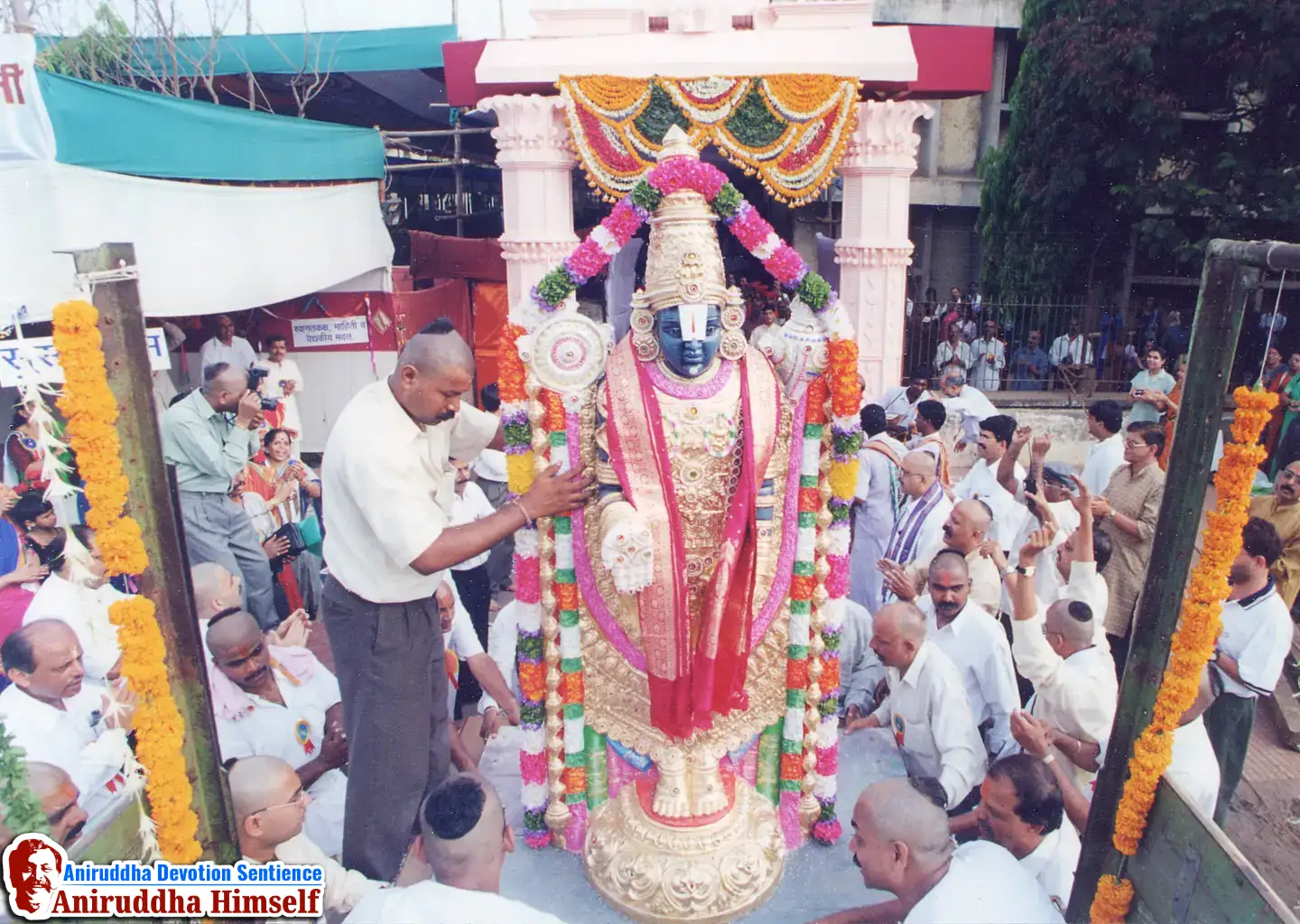 In the 'Shree Venkatesh Saptakoti Jap' festival, a 7-foot-tall idol of Shree Venkatesh, an exact replica of Tirupati, was made. Sadguru Aniruddha and Shraddhavans Welcoming Idol of Shree Venkatesh.