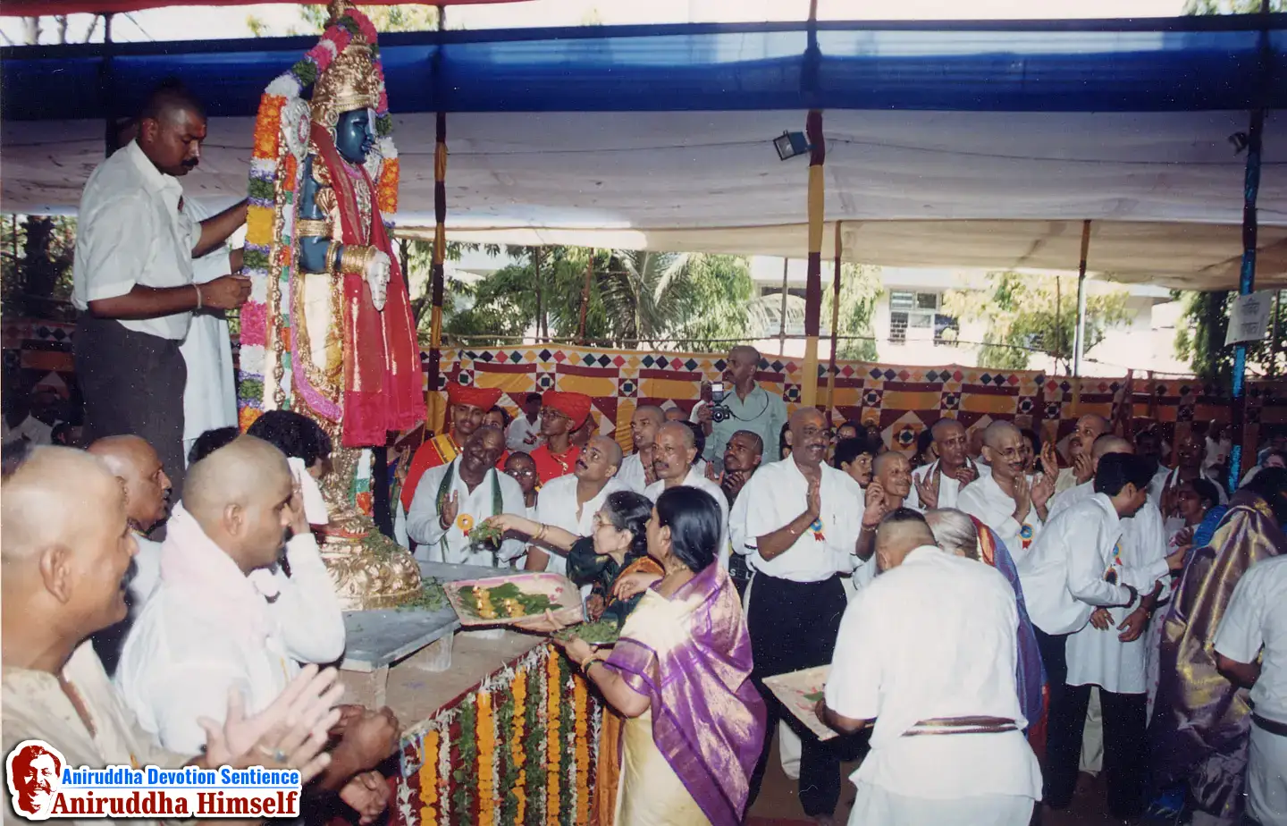 In the 'Shree Venkatesh Saptakoti Jap' festival, a 7-foot-tall idol of Shree Venkatesh, an exact replica of Tirupati, was made. Sadguru Aniruddha and Shraddhavans Welcoming Idol of Shree Venkatesh.