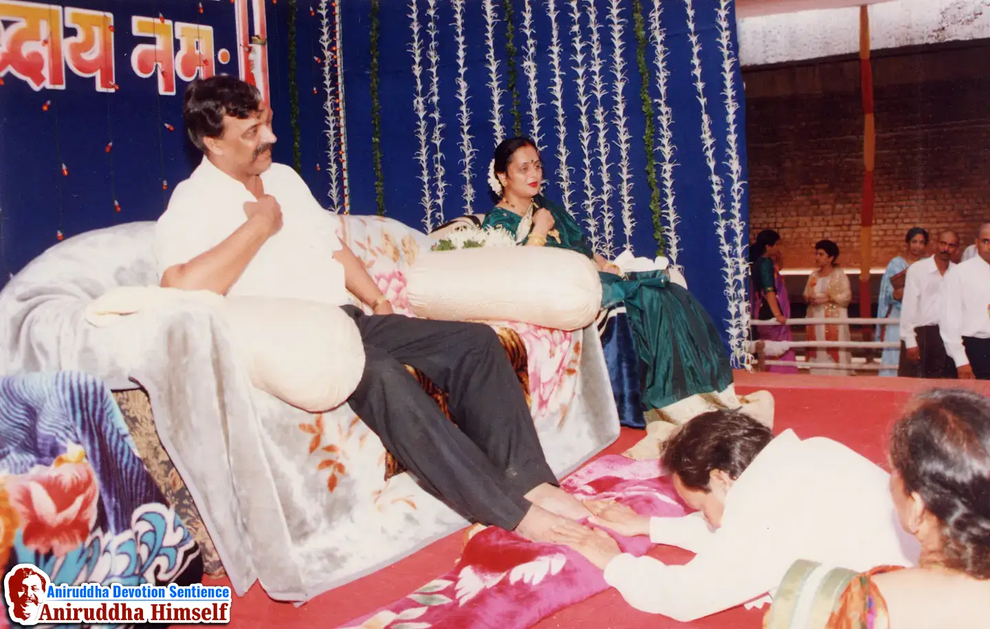 Shraddhavans Taking Darshan of Sadguru Shree Aniruddha Bapu