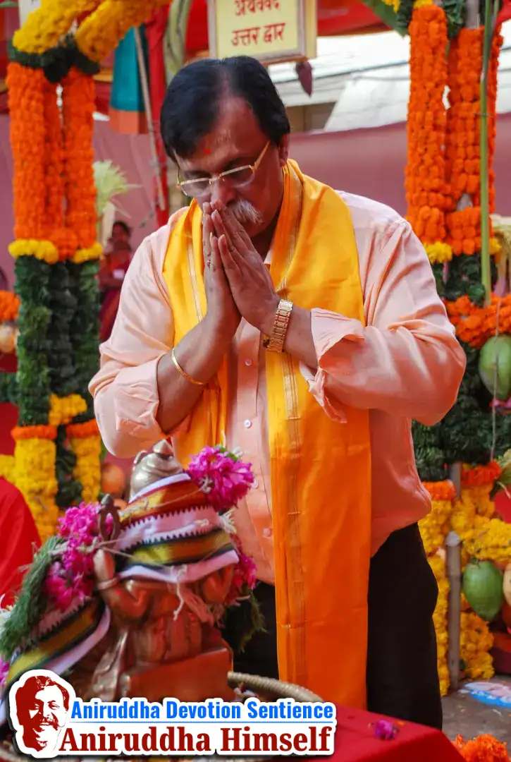 Sadguru Shree Aniruddha Bapu performing the poojan of Shree Brahmanaspati Ganapati on the occasion of Shree Maghi Ganeshotsav