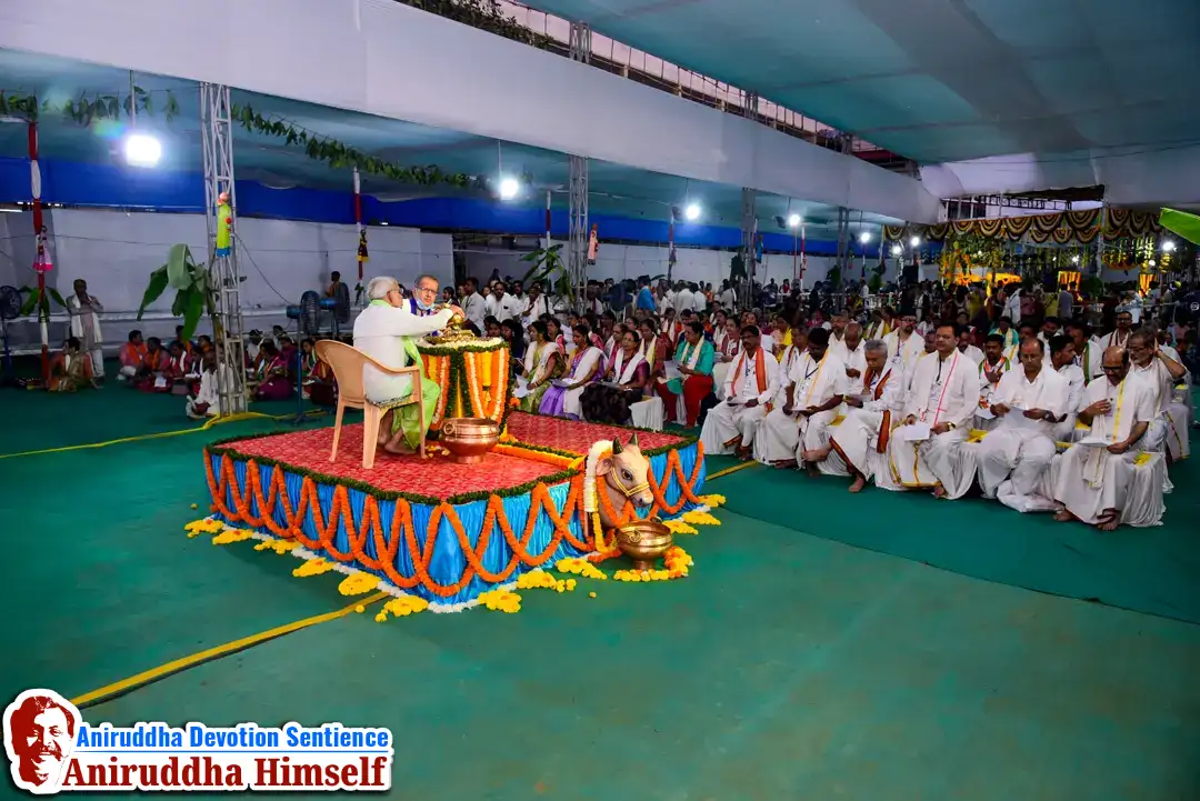 The powerful Ganpati Atharvashirsha is continuously chanted during the Utsav celebrations. Shraddhavans are encouraged to participate actively in the soul-stirring chanting of the Brahmanaspati’s Mantra and the Atharvashirsha.