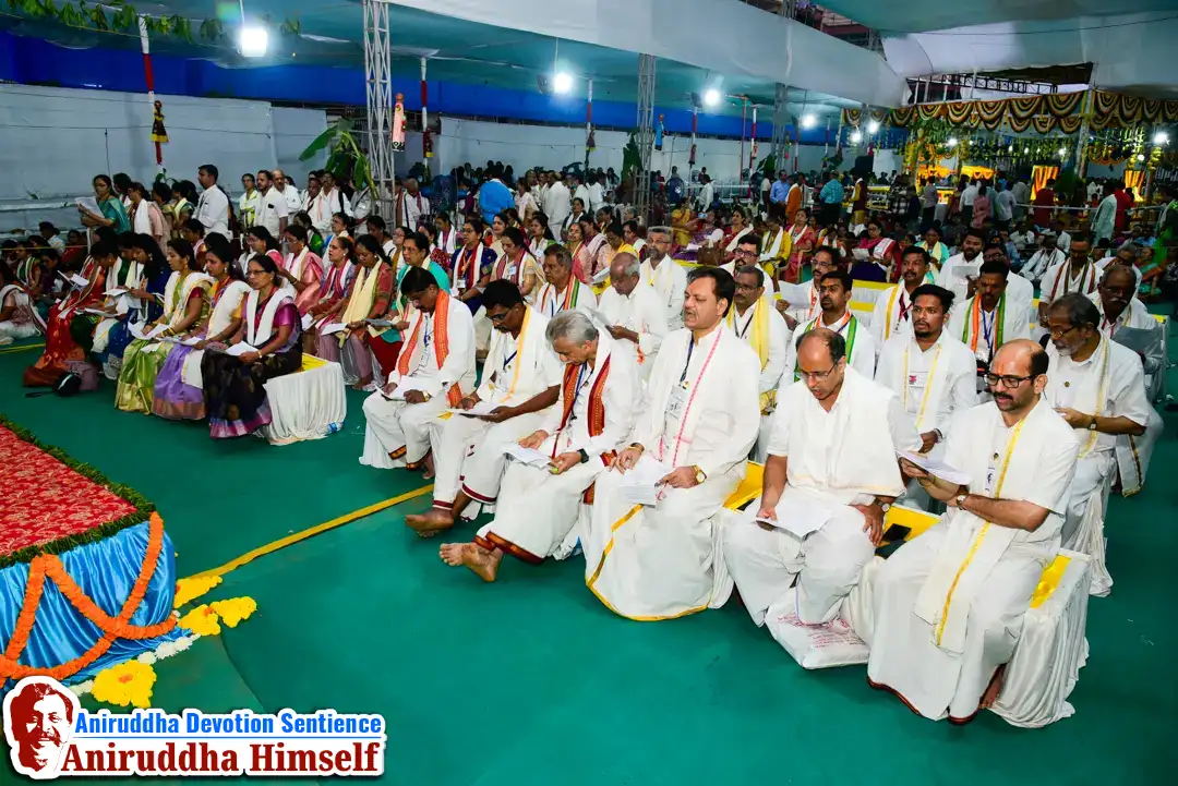 The powerful Ganpati Atharvashirsha is continuously chanted during the Utsav celebrations. Shraddhavans are encouraged to participate actively in the soul-stirring chanting of the Brahmanaspati’s Mantra and the Atharvashirsha.