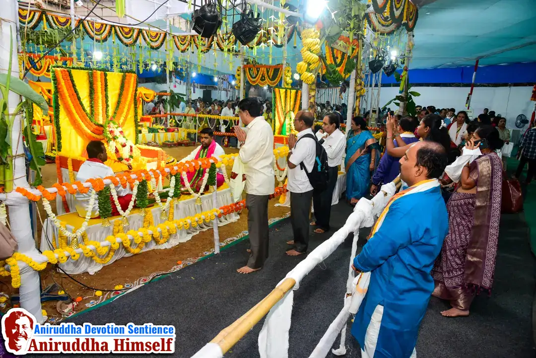 Shraddhavans taking Ashtavinayak darshan on the occasion of Shree Maghi Ganeshotsav