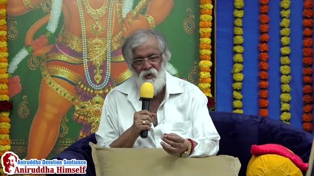 Sadguru Aniruddha Bapu taking the Gajar "Cholappache prem have" during Pravachan