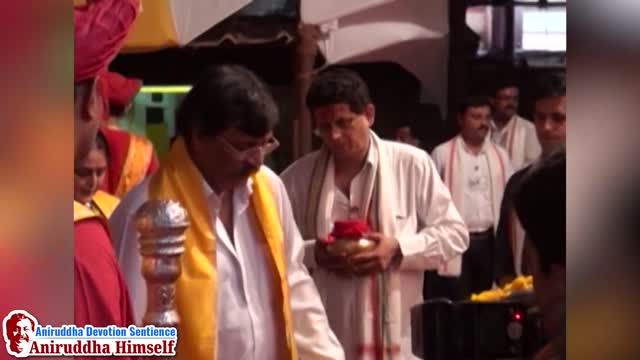 Sadguru Aniruddha Bapu performing poojan of the sacred Padukas of Shree Narasimha Saraswati