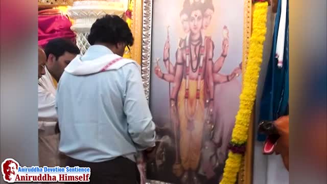 Bapu offering Dhoop to Dattabappa at Shree Aniruddha Gurukshetram