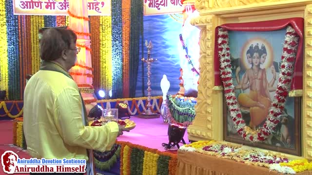 Sadguru Aniruddha Bapu Performing Maha Aarti of Shree Dattaguru