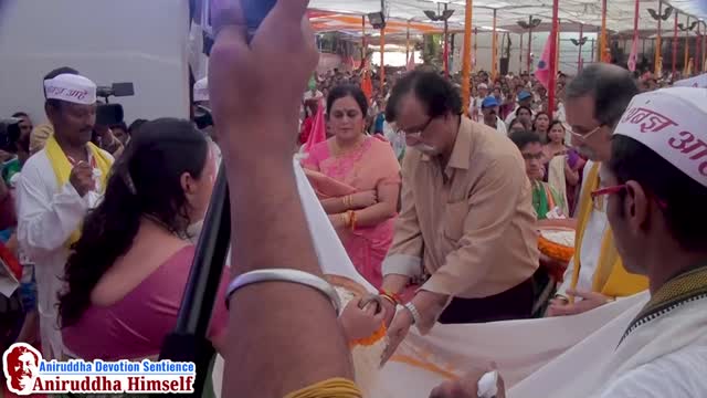 Sadgur Aniruddha Bapu performing "Talibharan" during Ramnavmi Utsav in the year 2016