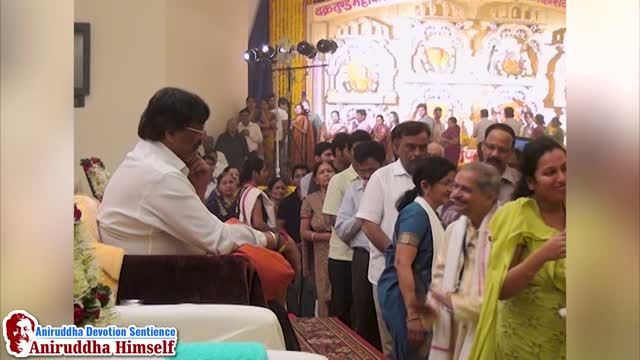 Shraddhavans taking darshan of Sadguru Aniruddha Bapu during Shree Maghi Ganesh Utsav