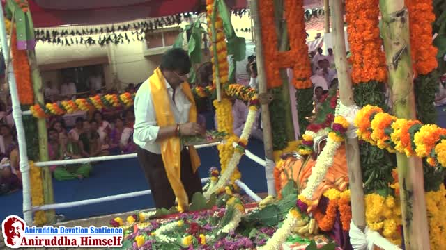 Sadguru Aniruddha Bapu performing poojan at Maghi Ganeshutsav